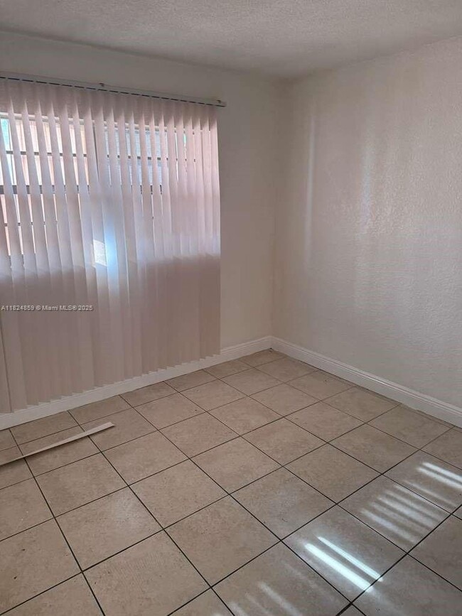 Foto del edificio - 120 Royal Palm Rd