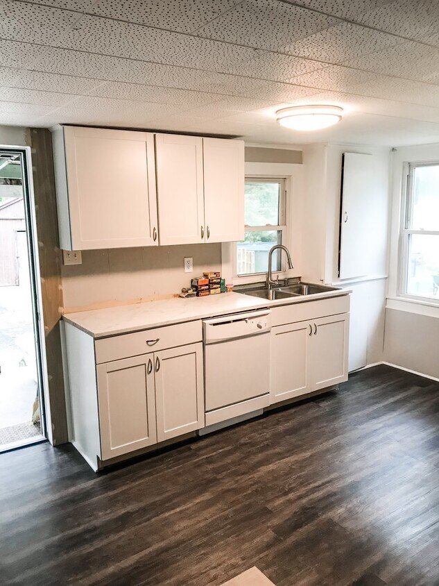 Kitchen 1 - 539 W Smith Rd