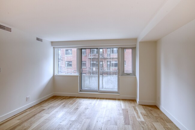 Building Photo - 3460 Rue Peel