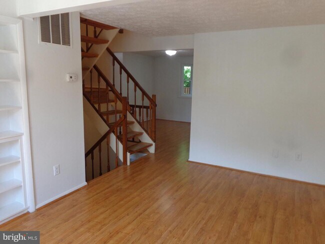 Foto del edificio - 8123 Parkdale Ct