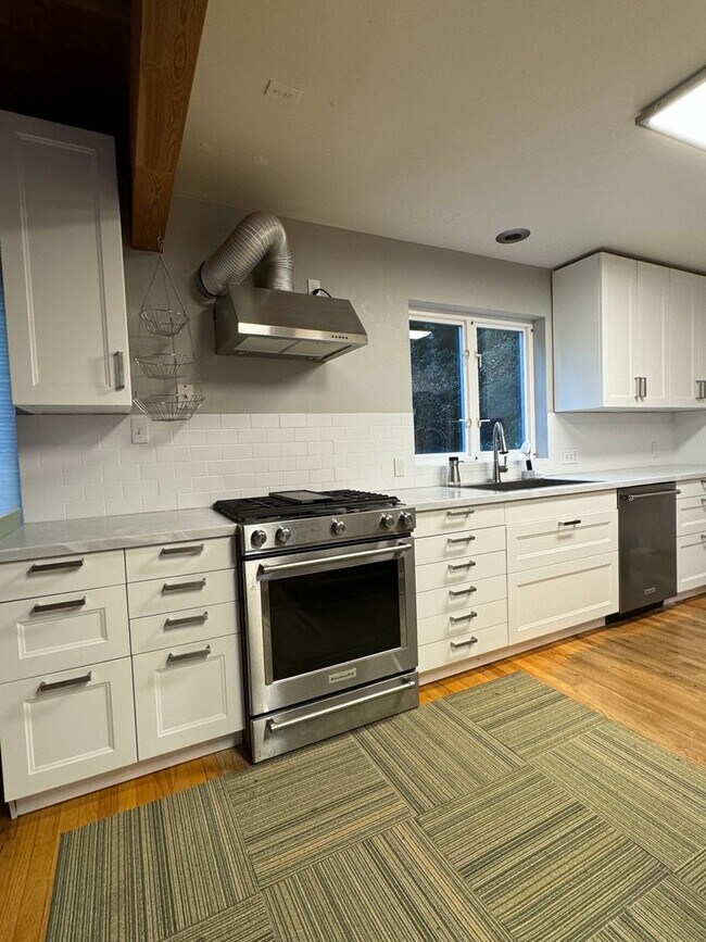 Foto del edificio - Tranquil Island Living: Spacious 4-Bedroom...