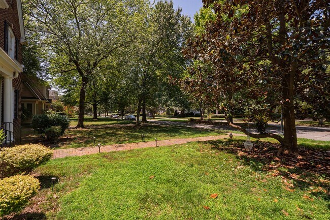 Foto del edificio - Stunning 3 bedroom FURNISHED MID-TERM RENTAL home in historic downtown Burlington