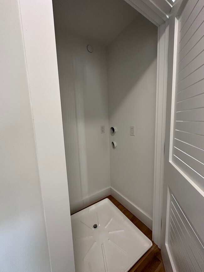 Building Photo - 56 Brill St