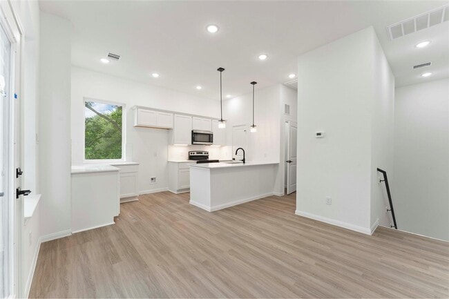 Building Photo - 5105 Mallow St