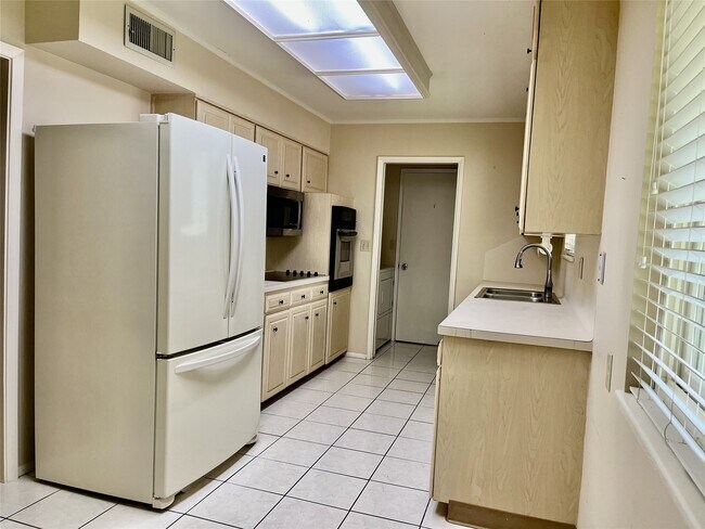Foto del edificio - 1714 Silverpines Rd