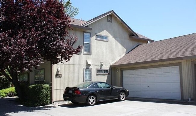 Building Photo - 4 bedroom, 2 bath Condo in North Davis ava...