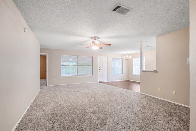 Foto del edificio - 3 Bedroom, 2 Bath Home in North Austin, Sc...