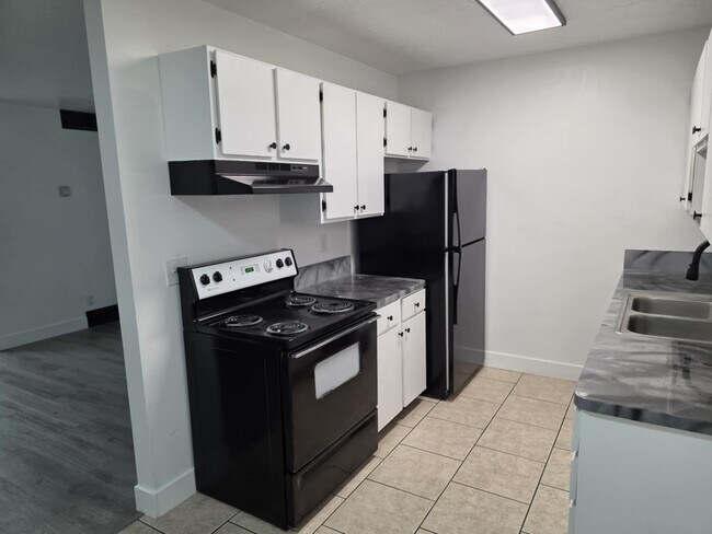 Foto del edificio - 1455 W Layton 4-plex