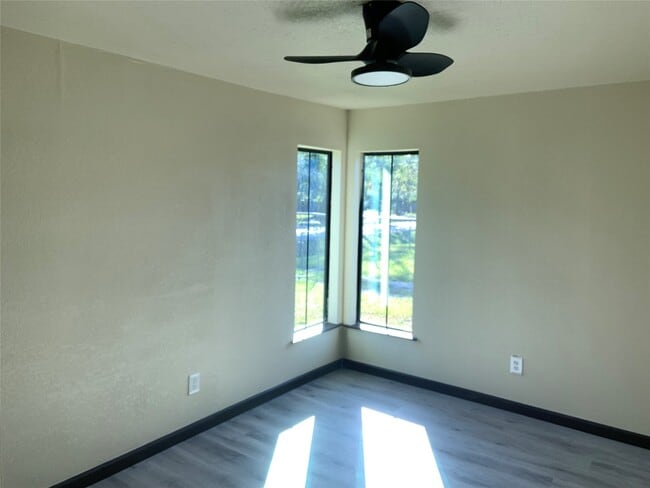 Foto del edificio - 8313 Autumn Ln