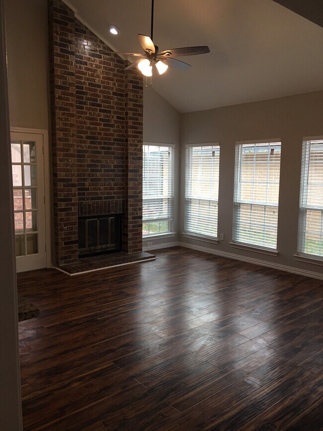 Building Photo - 2124 Avignon Dr