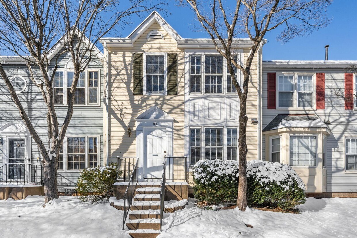 Foto principal - Warrenton Townhome for Rent