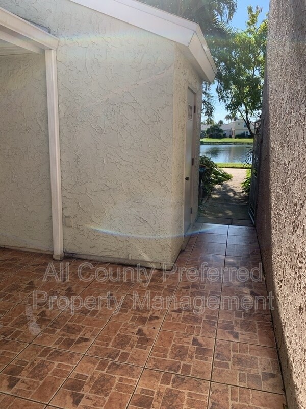 Foto del edificio - 1485 Malibu Cir NE