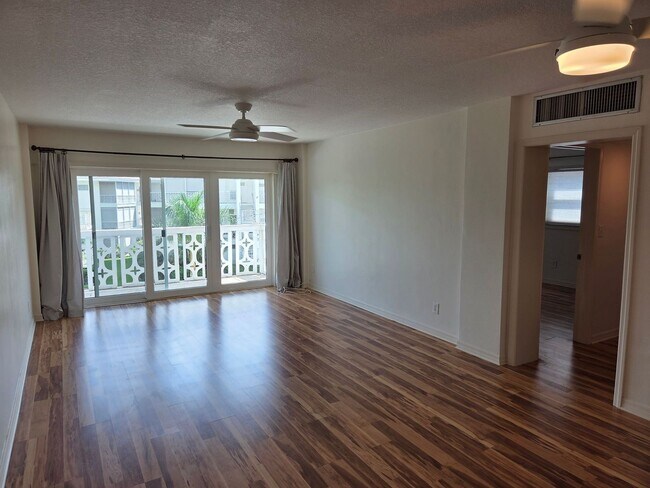 Photo - Welcome to your haven on the bay in Beauti... Apartment