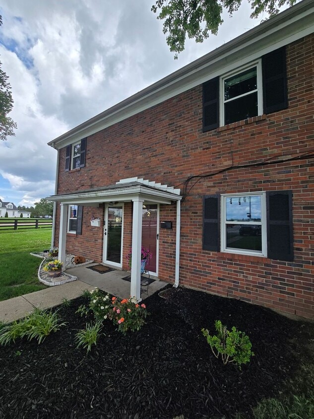 Fantastic 2 Bedrooms, 1.5 Baths, Townhouse, Close to St. Matthews and Bowman Field! - Fantastic 2 Bedrooms, 1.5 Baths, Townhouse, Close to St. Matthews and Bowman Field!