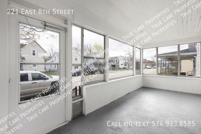 Foto del edificio - 221 E 8th St