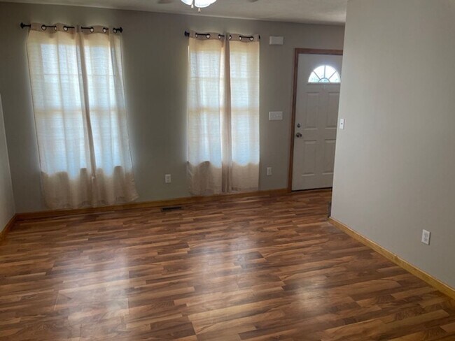 Foto del edificio - 1253 Shumate Rd N