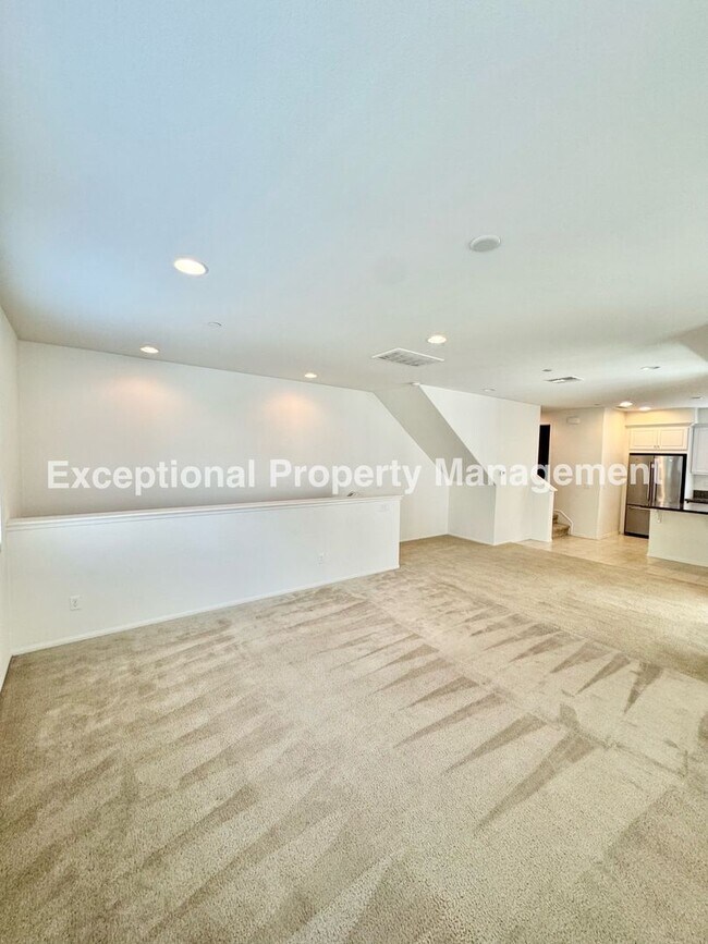 Building Photo - Great 3 bed 3 bath home