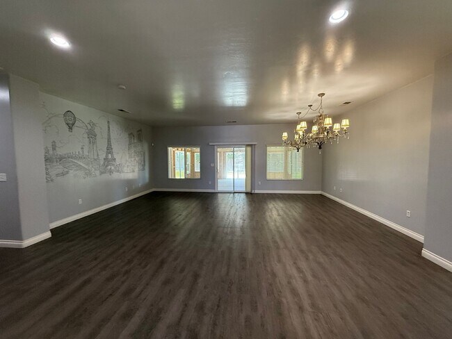 Foto del edificio - 10919 Golden Valley Dr