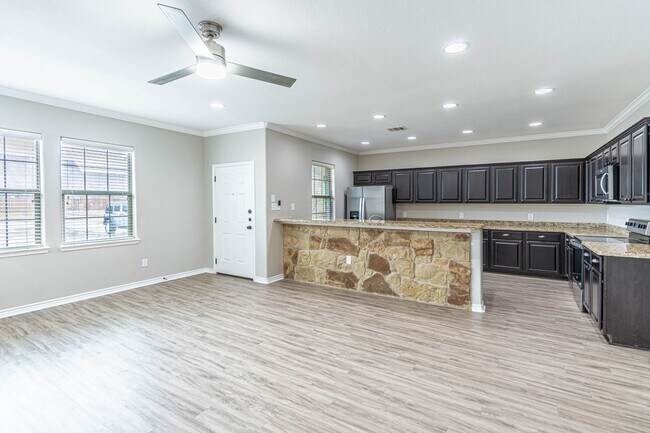 Building Photo - 4 Bed, 4 Bath Townhome in The Barracks!