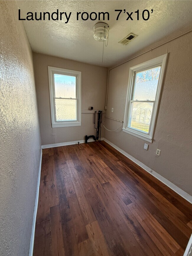 Cuarto de servicio con conexiones para lavandería - 7'x10' - 821 S Saville Ave