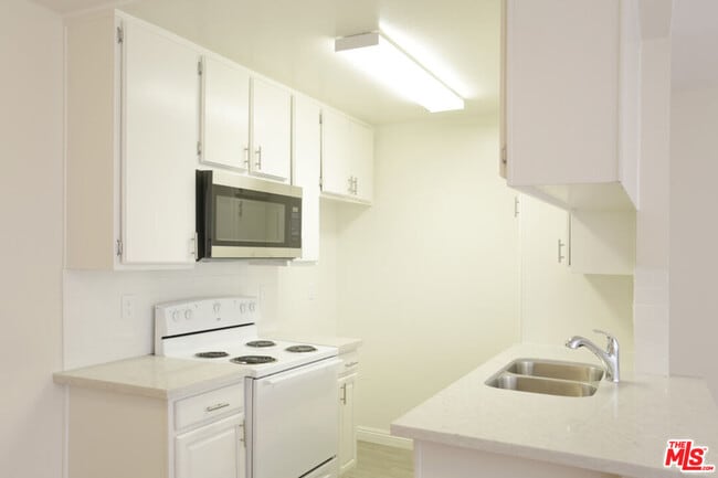 Building Photo - 550 S Manhattan Pl
