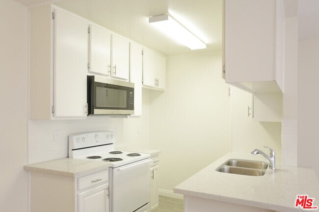 Foto del edificio - 550 S Manhattan Pl