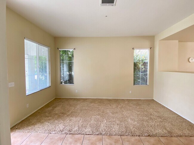 Building Photo - Extremely spacious four bedroom With Oxnard home