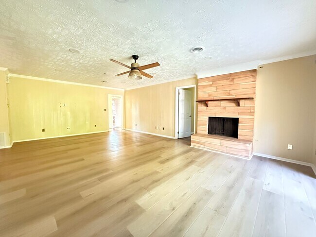 Foto del edificio - 4 Bed / 2 Bath Spacious Home – Perfect for Families or Roommates