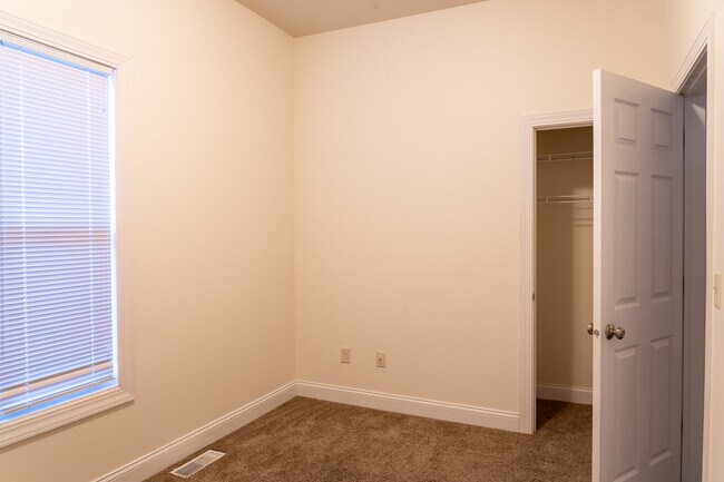Master bedroom - 806 D Ave NW