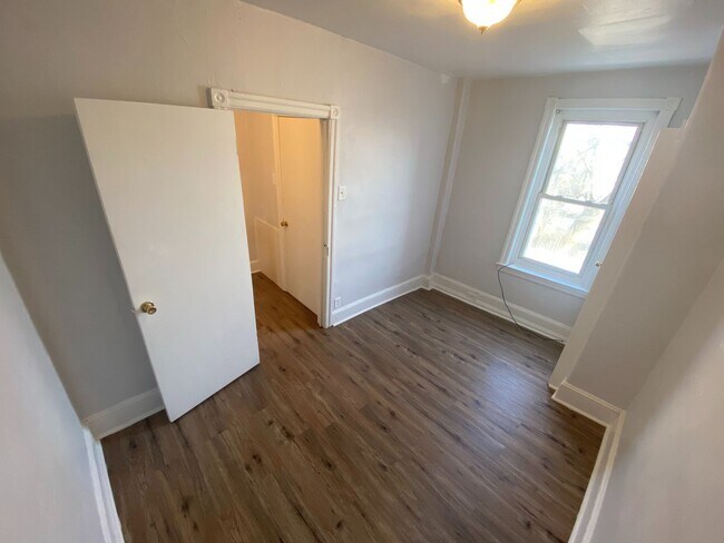 Foto del edificio - Quaint Two Bedroom Home in Overbrook with NEW Floors and Kitchen!