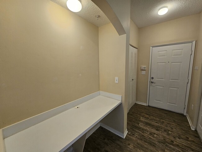 Building Photo - 605 Fairway Dr