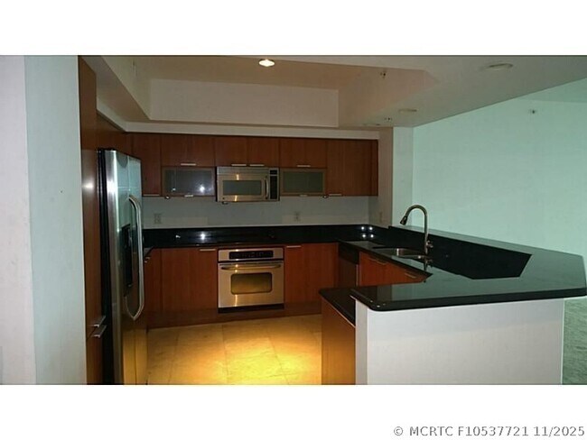 Foto del edificio - 14951 Royal Oaks Ln