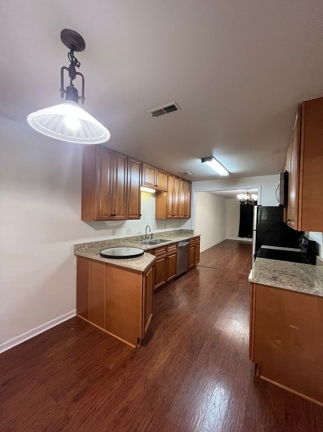 Building Photo - 3 Bedroom/ 2.5 Bathroom Townhome in River ...