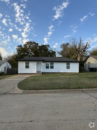 Building Photo - 1001 N Locust Ln