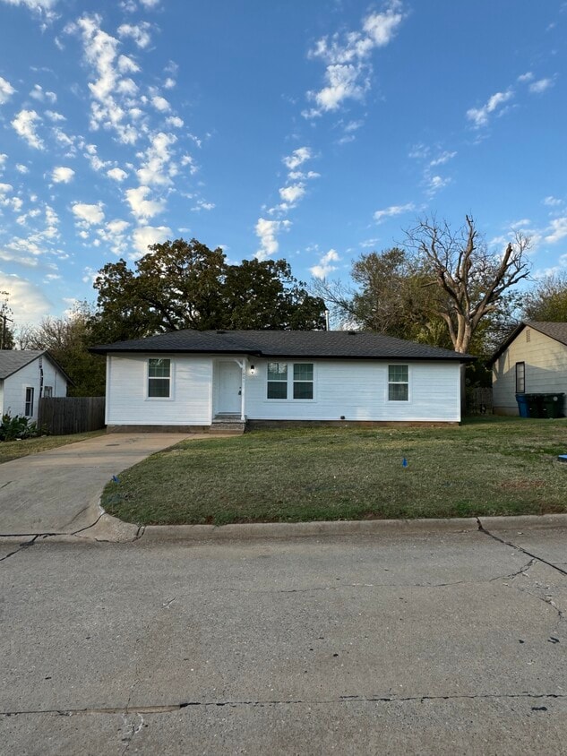 Primary Photo - 1001 N Locust Ln