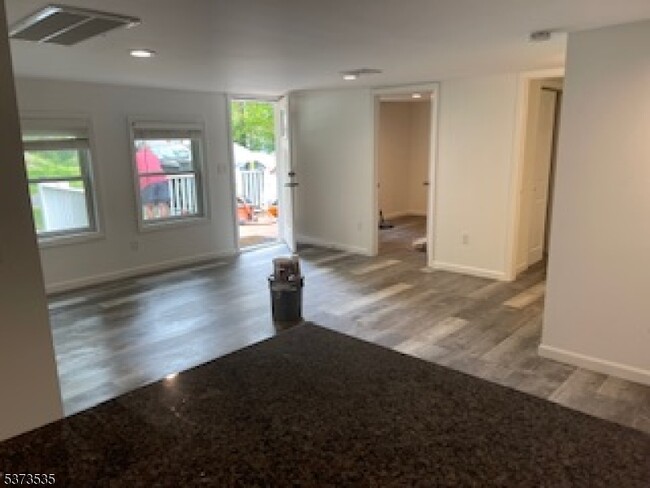 Foto del edificio - 17 Eastbrook Ln