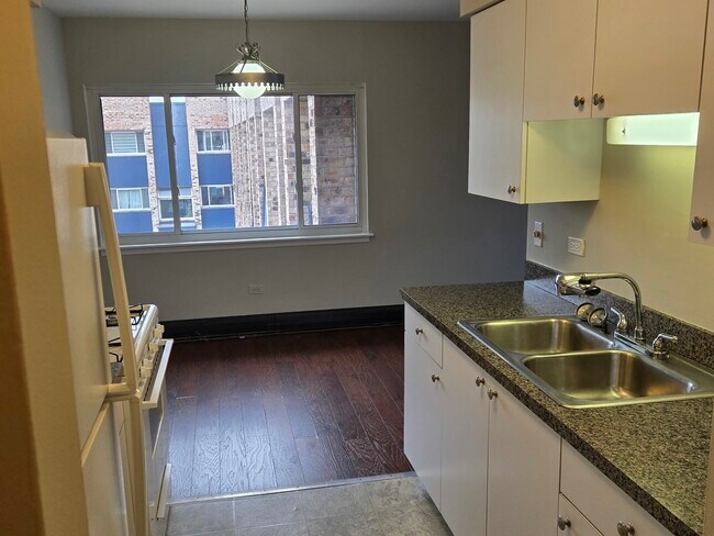 Foto del edificio - 8655 1/2 W Foster Ave