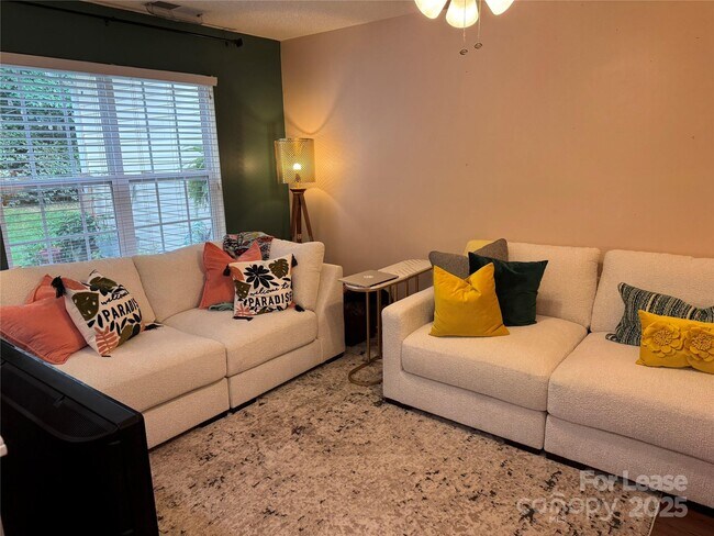 Foto del edificio - 8763 Robinson Forest Dr