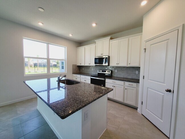 Building Photo - Kissimmee 5 Bedroom/3 Baths Home For Rent in 34747