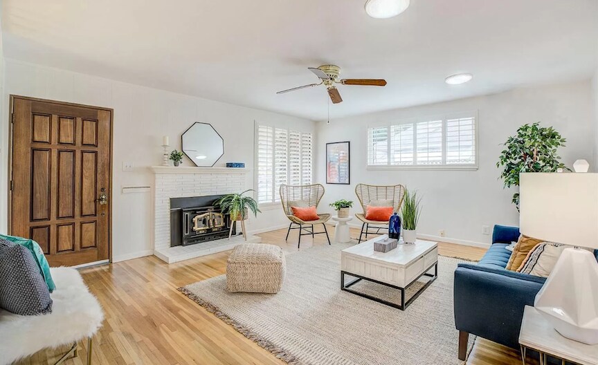 Bright sunny living room (furniture not included) - 4406 Alderwood Way