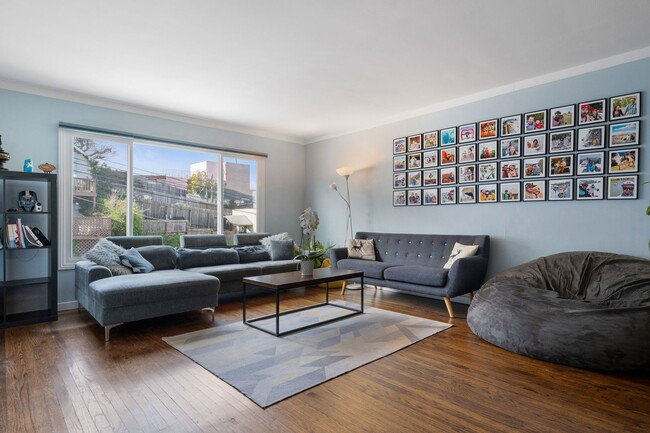 Building Photo - UPDATED LARGE BRIGHT 1800sf 3BR/2BA/1GR In...