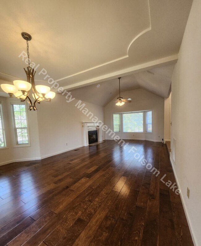 Foto del edificio - Beautiful 4bd 3ba home in Los Cerros Neigh...