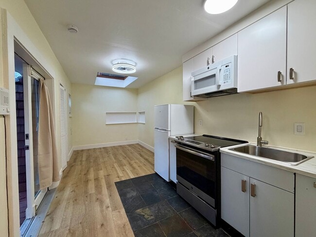 Building Photo - Newly Updated Detached Studio w/Private Deck in Prime Castro Location