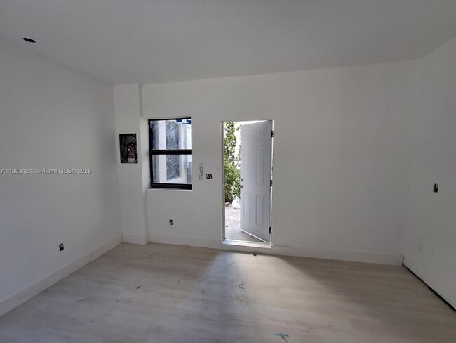 Building Photo - 539 SW 7th Ct