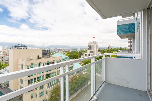 Photo du bâtiment - Hollyburn Court