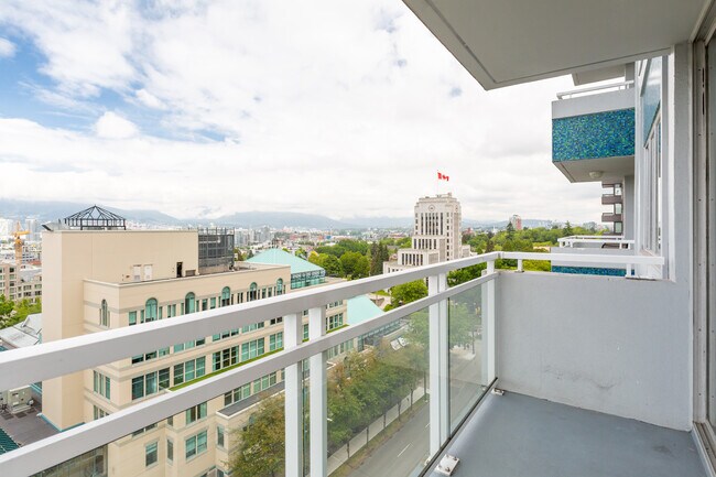 Photo du bâtiment - Hollyburn Court