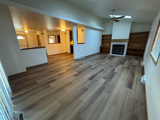 Building Photo - Edgartown Duplex