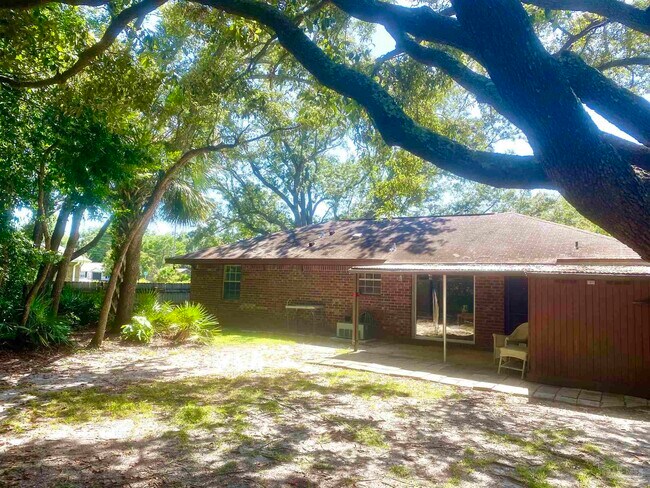 Foto del edificio - 1422 College Pkwy