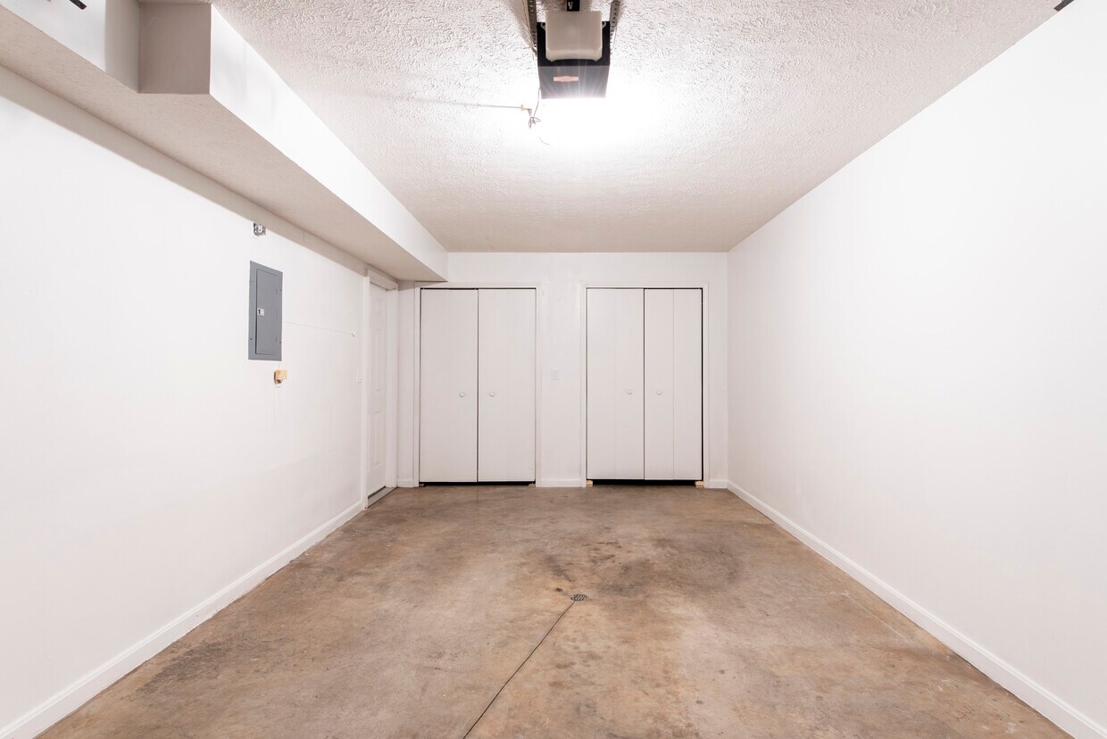 Primary Photo - 102 Poplar Cir
