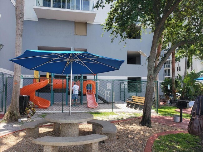 Foto del edificio - 5085 NW 7th St